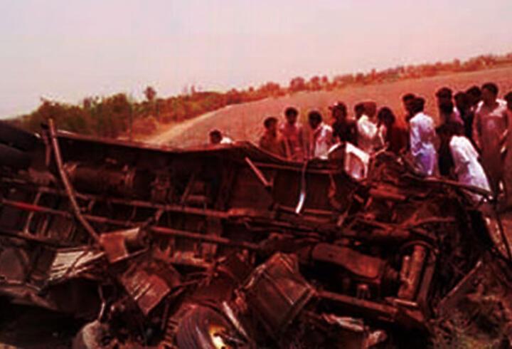 Pakistan da otobüs kazası 11 ölü