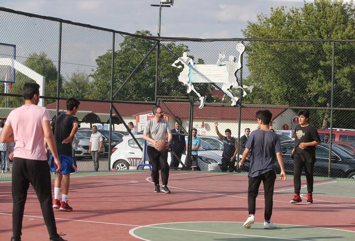 Bakan Kasapoğlu gençlerle basketbol oynadı